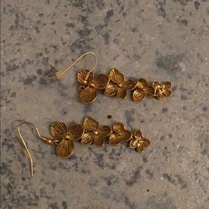 Dangling flower chain earrings